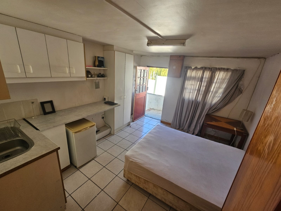 To Let 6 Bedroom Property for Rent in Loevenstein Western Cape